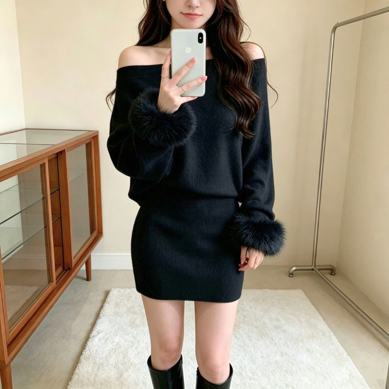 ブラックのワンショルダーニットミニワンピースを着た女性の鏡越しの正面。片手にスマートフォンを持っている