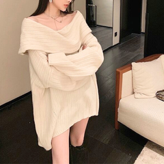 アイボリーのニットワンピースを着用した女性のスタイリング。腕を重ねた長袖と斜めから見た着こなしが分かる写真
