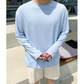 ブルーの薄手コットン長袖Tシャツ クルーネックとゆったりシルエット