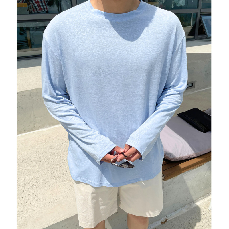 ブルーの薄手コットン長袖Tシャツ クルーネックとゆったりシルエット
