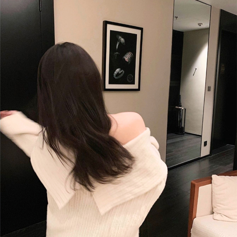 アイボリーのニットワンピースを着用した女性の背面。後ろ側の折り返し襟と肩まわりが分かる写真