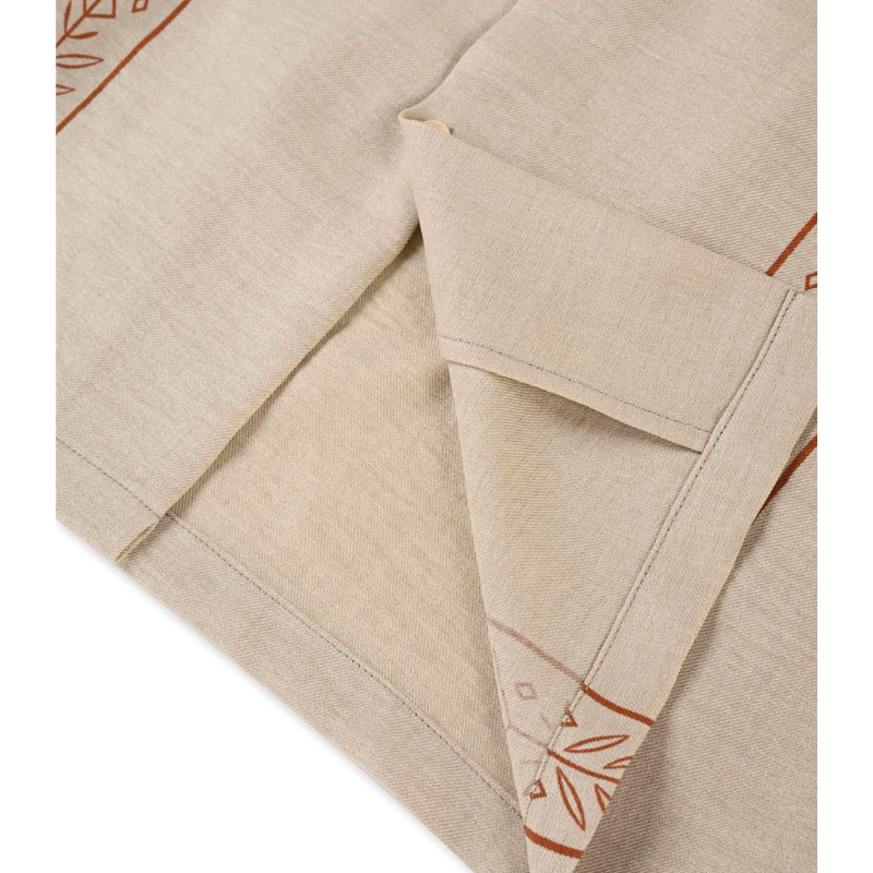 ブラウンの開襟シャツ 裾まわりと縦ライン柄のディテール