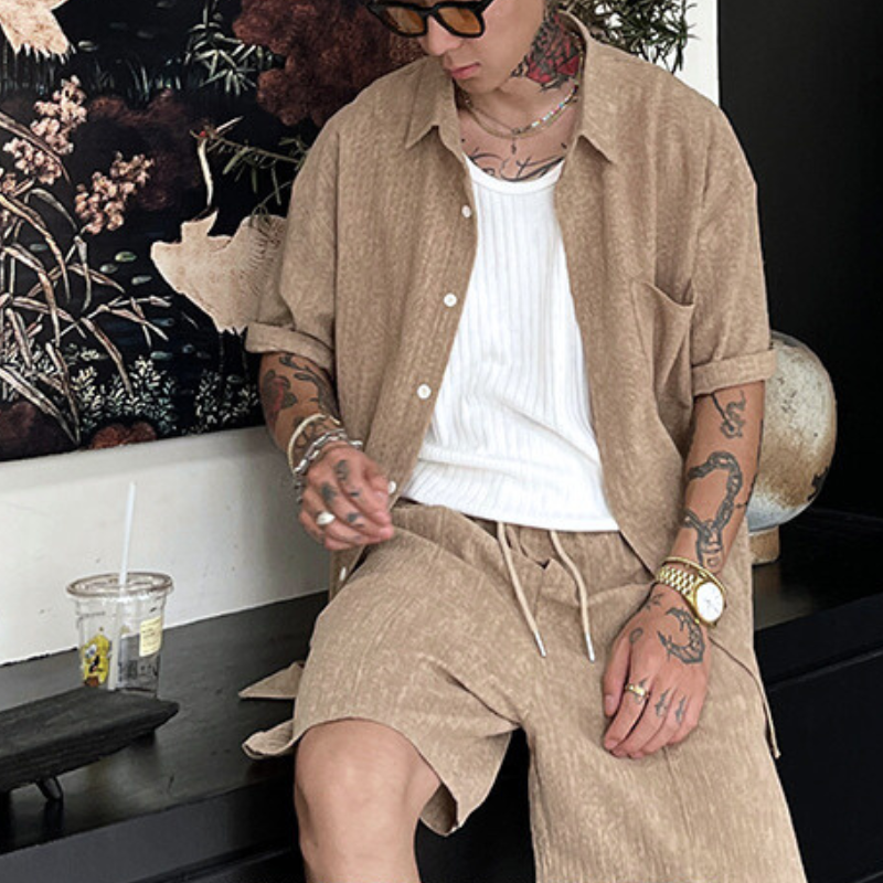 ベージュの縦畝リネン半袖シャツセットアップを着た男性のカフェコーデ