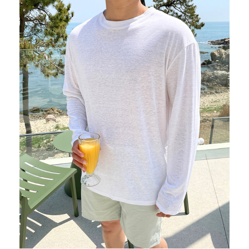 ホワイトの薄手コットン長袖Tシャツ 胸元と袖のディテール