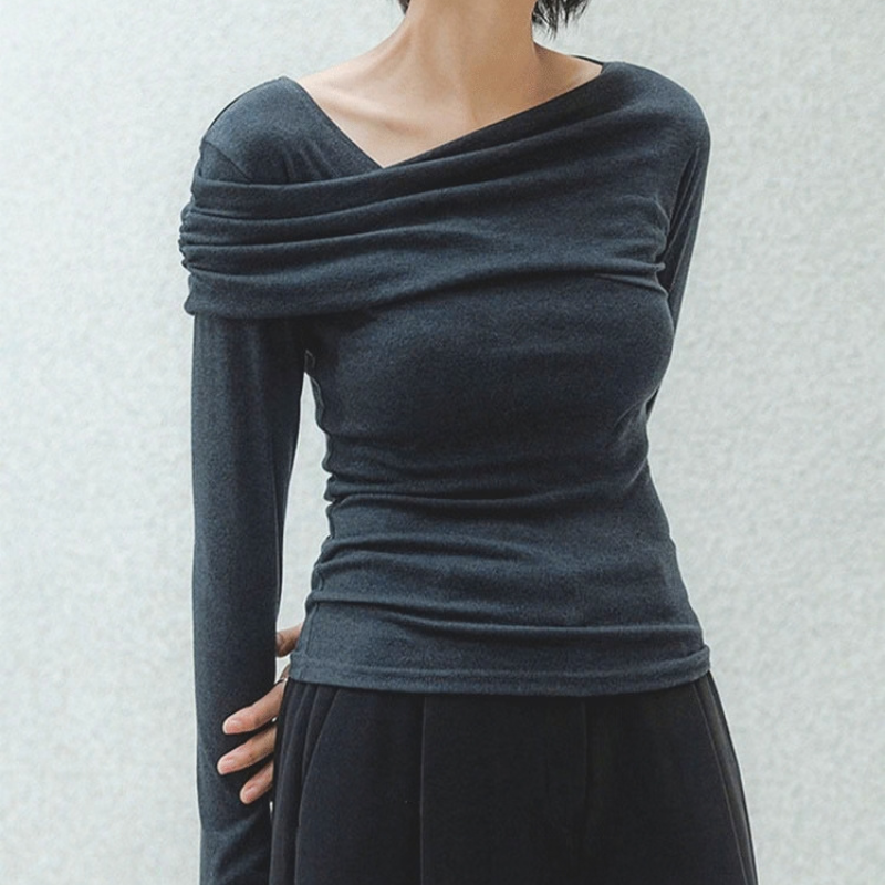 ダークグレーのシルクライクオフショルブラウスを着用した女性の正面。肩まわりの重なりと長袖の形が分かる写真