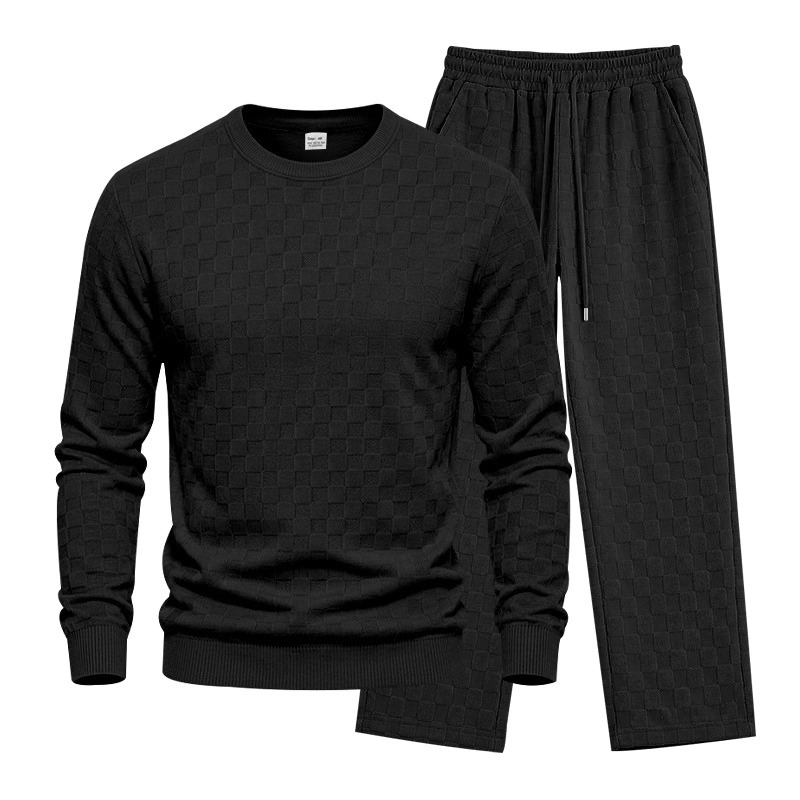 ブラックのクルーネック長袖トップスとストレートパンツの立体チェック柄セットアップ。トップスとパンツを正面向きに並べ、丸首、袖口とトップス裾のリブ、四角い地模様が見える商品写真