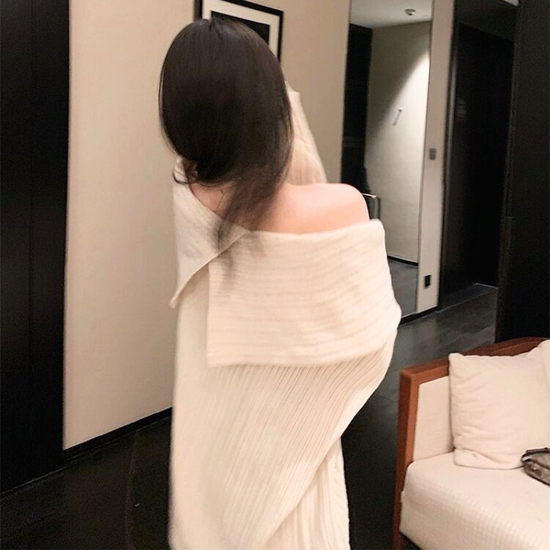 アイボリーのニットワンピースを着用した女性の背面。斜め後ろから見た襟の重なりが分かる写真