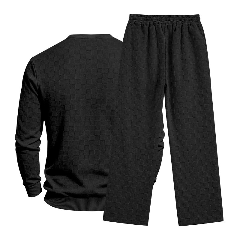 ブラックのクルーネック長袖トップスとストレートパンツの立体チェック柄セットアップ。トップスとパンツを背面向きに並べ、背中からパンツに続く四角い地模様が見える商品写真