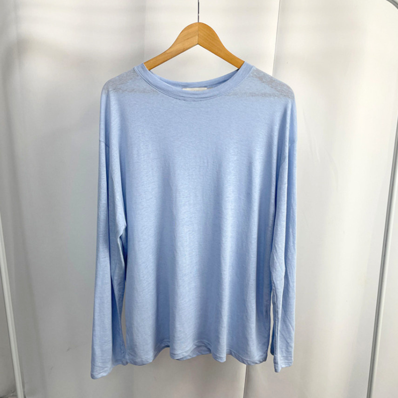ブルーの薄手コットン長袖Tシャツ 商品単体