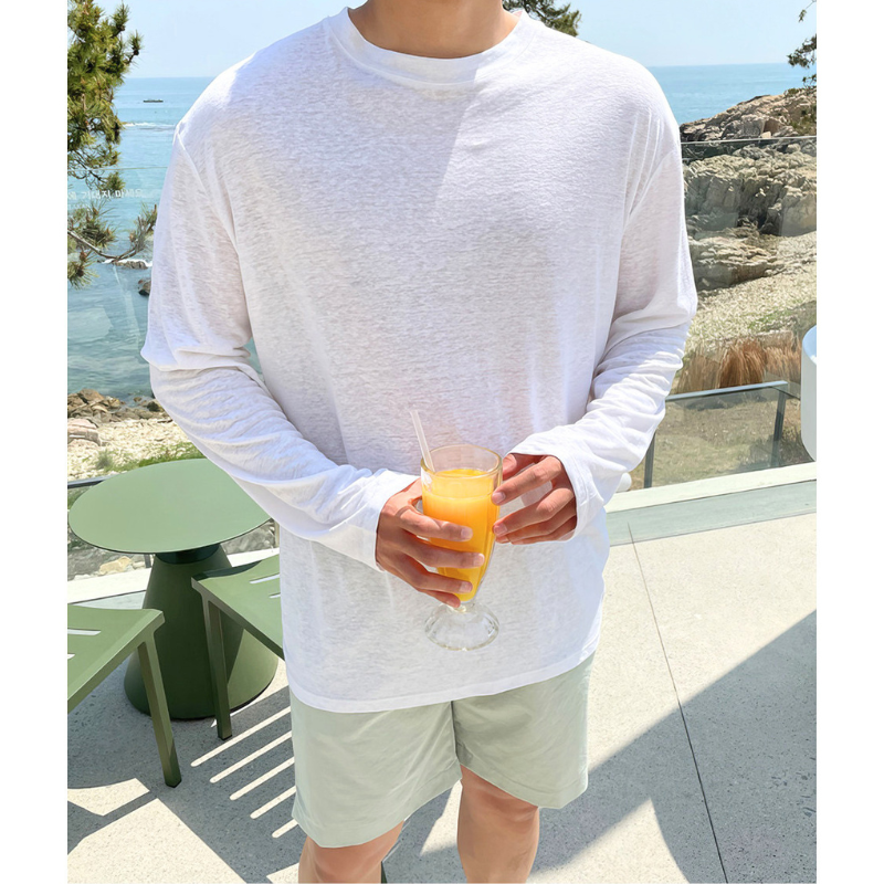 ホワイトの薄手コットン長袖Tシャツ クルーネックと生地感