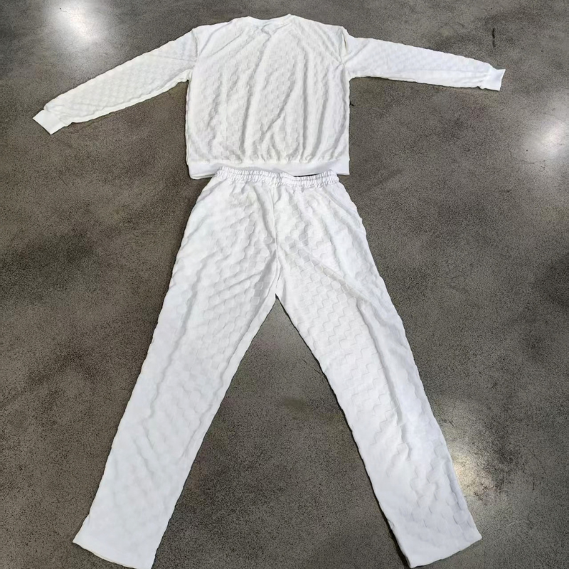 ホワイトのクルーネック長袖トップスとストレートパンツの立体チェック柄セットアップ。グレーの床にトップスとパンツを背面向きに広げ、袖を左右に伸ばした商品写真