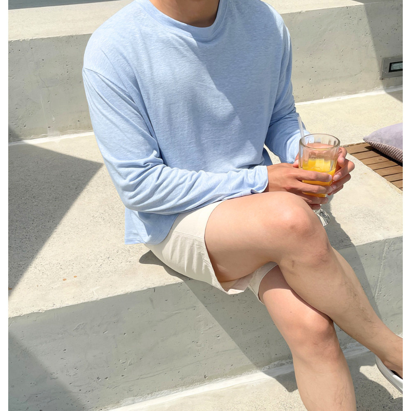 ブルーを着用したメンズ薄手コットン長袖Tシャツの座りスタイル