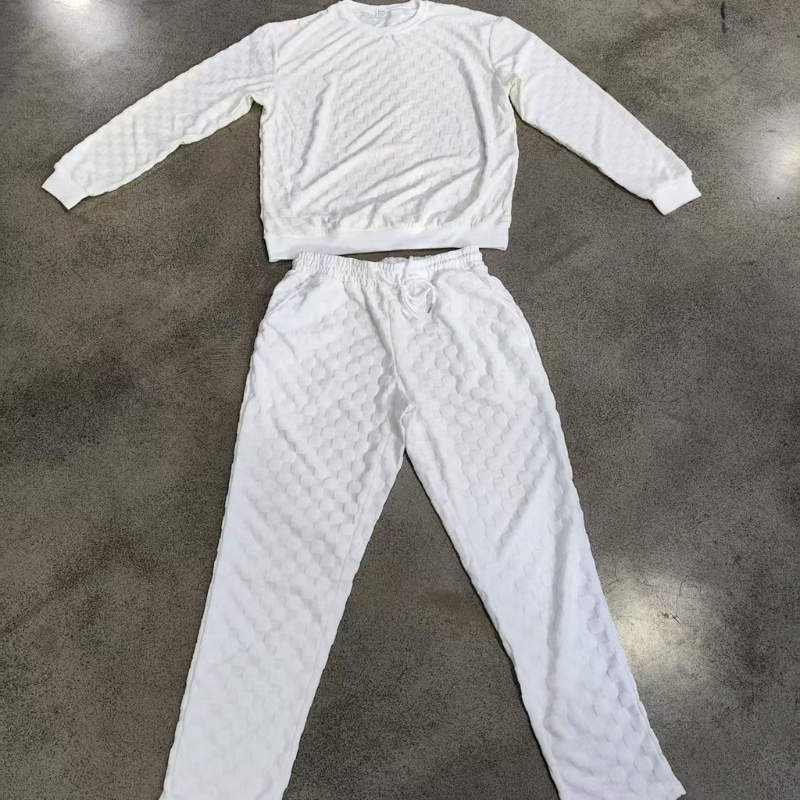 ホワイトのクルーネック長袖トップスとストレートパンツの立体チェック柄セットアップ。グレーの床にトップスとパンツを正面向きに広げ、丸首と腰紐、四角い地模様が見える商品写真