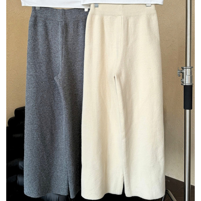 ニット3点セットアップ。ハンガーに並べたグレーとホワイトのパンツ。ゴムウエストと縦に落ちる編み地