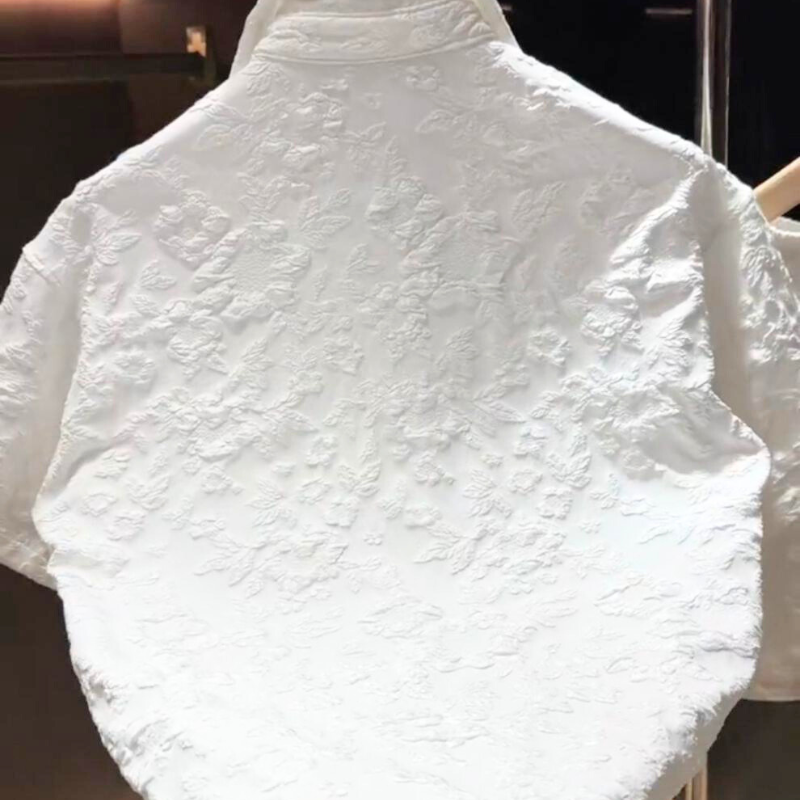背面から見たホワイトのセットアップシャツ