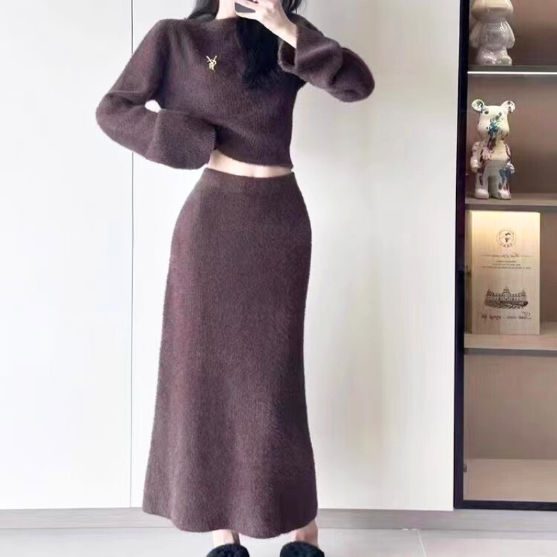 ふんわりフェミニンなモヘアタッチセットアップ