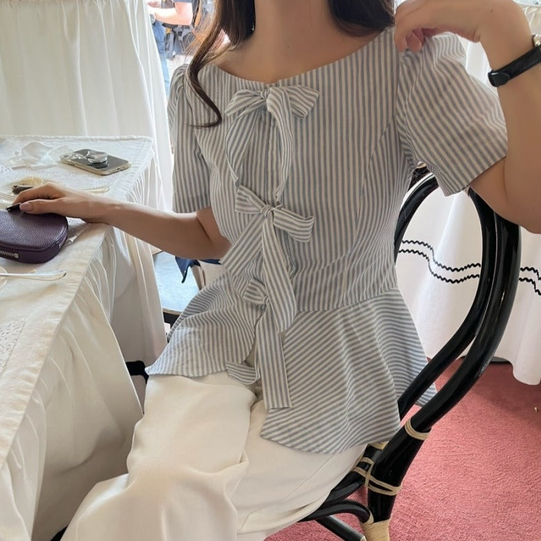 【男ウケ服】夏のデート服：ボーダー柄前リボン半袖ペプラム裾ブラウス | 体のラインが出る・肌見せできるモテ服を探す大人女子におすすめ