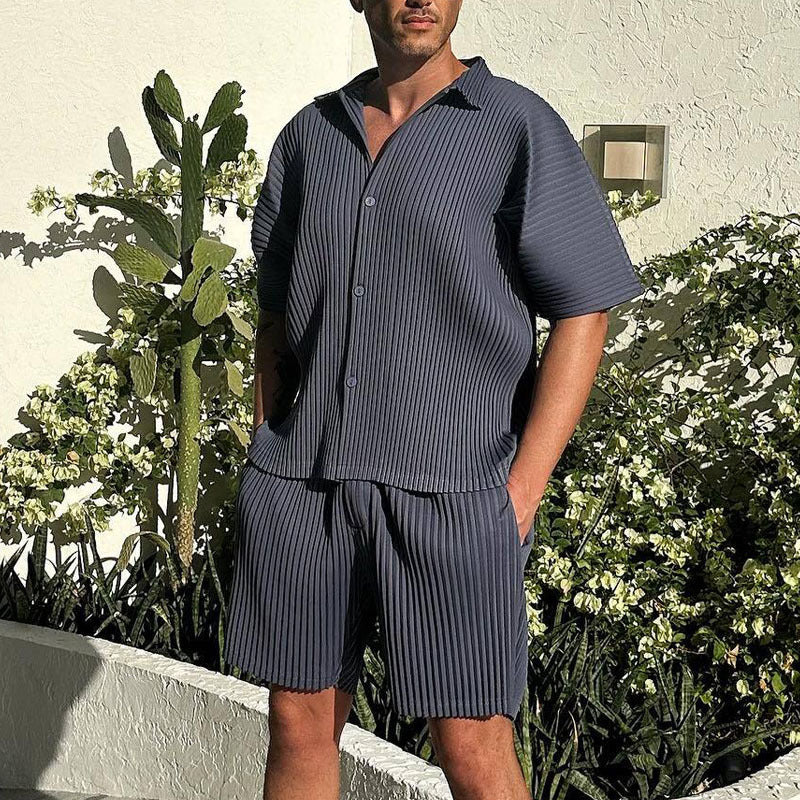 【メンズ】夏のセットアップ:  オープンカラー半袖シャツ×ショートパンツ プリーツ加工セットアップ | 20代30代40代におすすめ