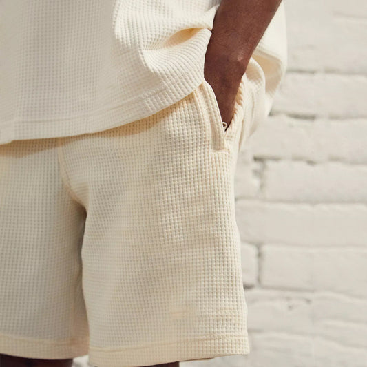 【メンズ】夏のセットアップ: ワッフル生地ホワイト上下セットアップ クルーネック半袖Tシャツ×ショートパンツ| 20代30代40代におすすめ