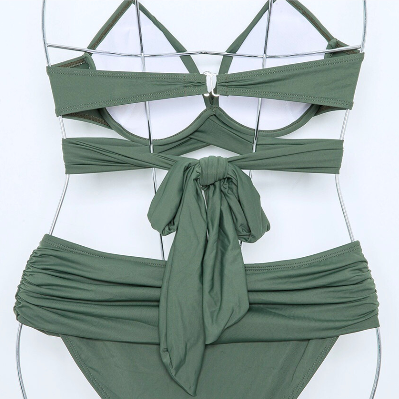 背中リボンでサイズ調整できるビキニバックデザイン