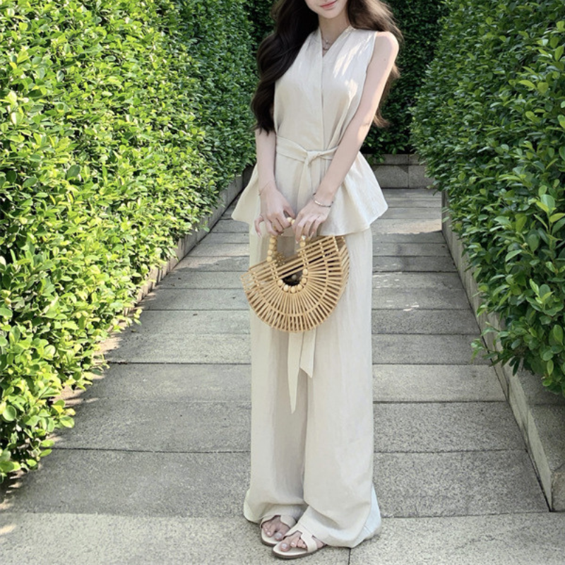 夏らしい軽やかさと美シルエットを両立したコーデ