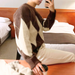 コーヒーカップを持った秋冬のおしゃれな私服コーデ