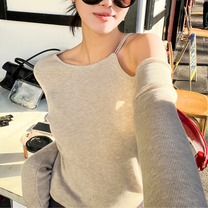 ベージュのアシンメトリーワンショルダーニットトップスを着用した正面アップ