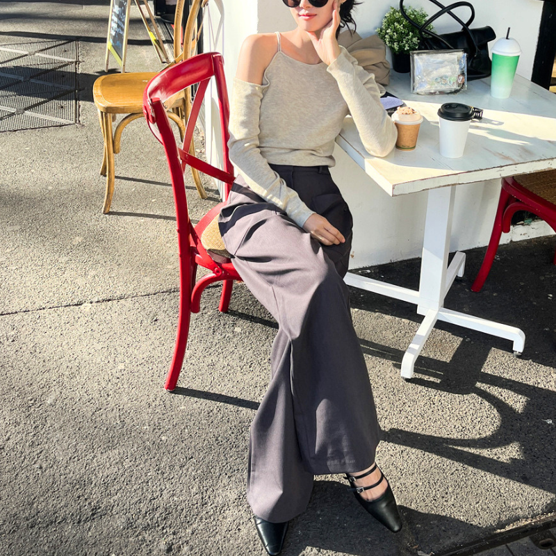 ベージュの肩見せニットトップスをワイドパンツと合わせた全身コーデ