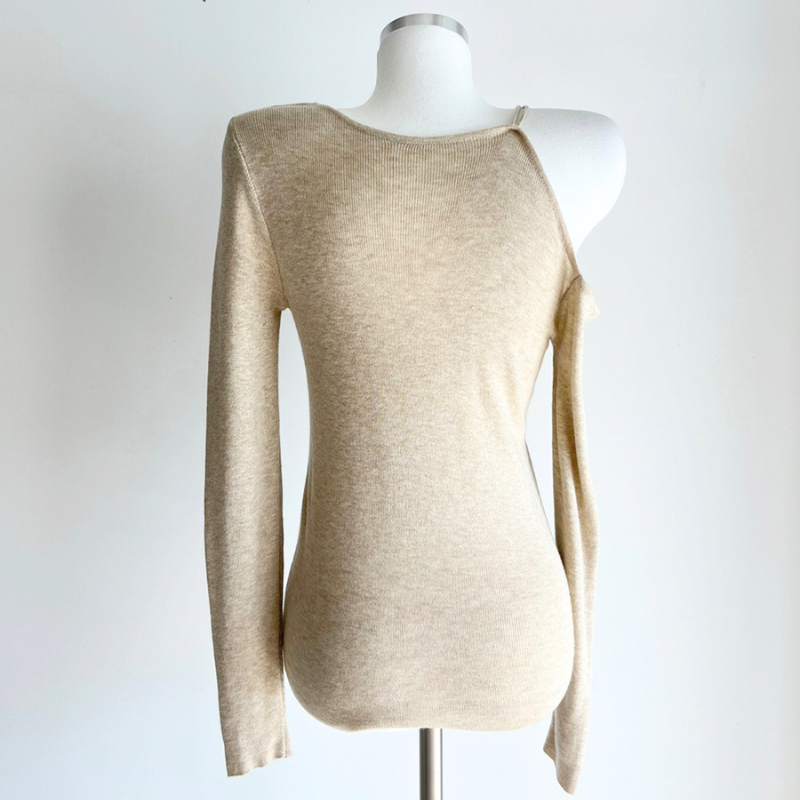 ベージュのアシンメトリーワンショルダーニットトップスのトルソー正面画像