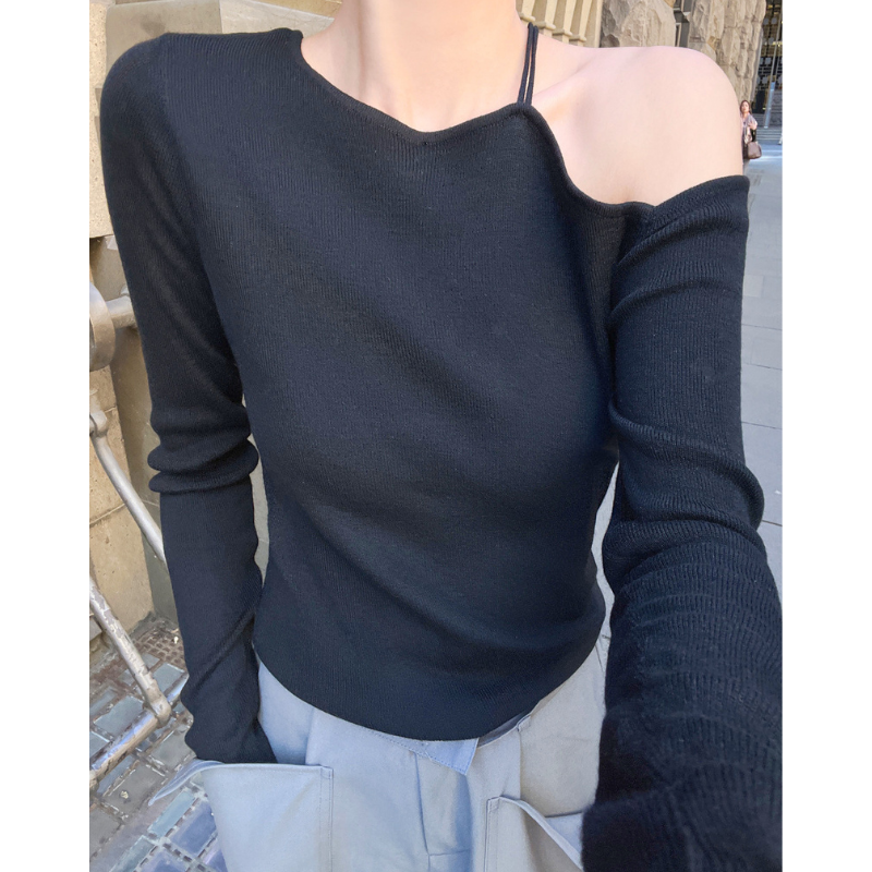 ブラックの細ストラップ付きワンショルダー風ニットトップスの上半身アップ