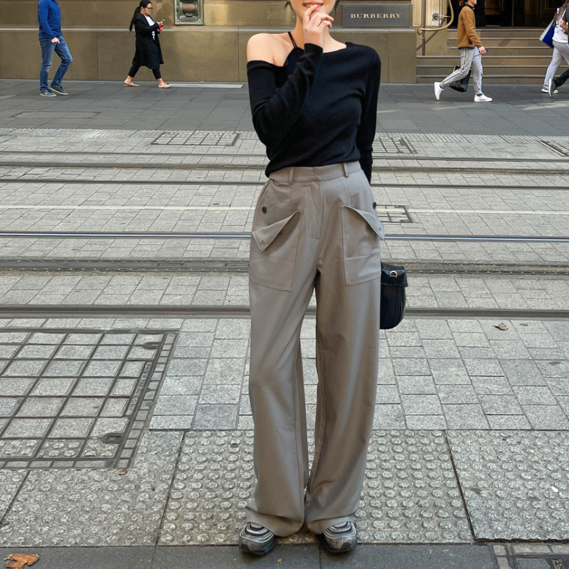 ブラックの肩見せニットトップスをグレーパンツと合わせた全身コーデ