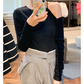ブラックのワンショルダー風ニットトップスを上から見た着用イメージ