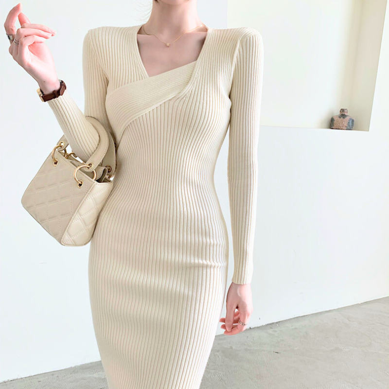 美デコルテを引き立てるアシンメトリーネックのリブワンピース｜男ウケ抜群