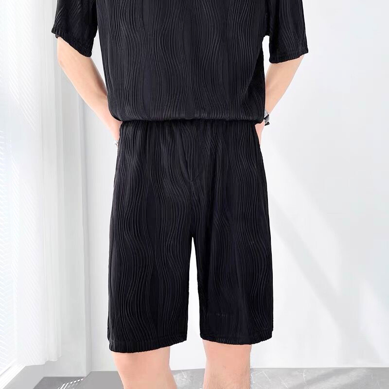 黒セットアップの後ろ姿と程よい丈感