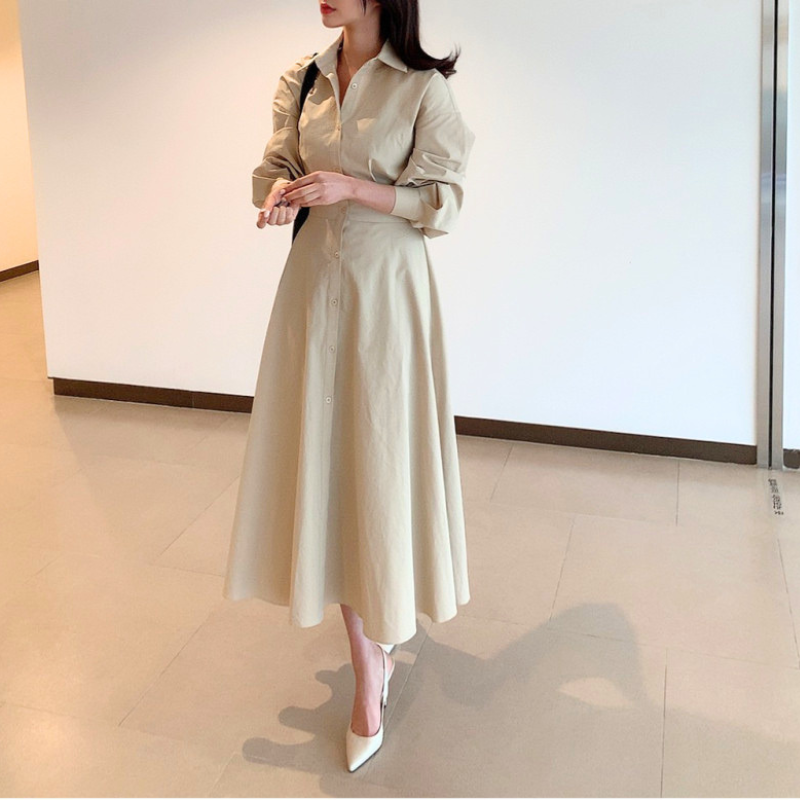 ベージュのロングシャツワンピースを着用した全身正面コーデ