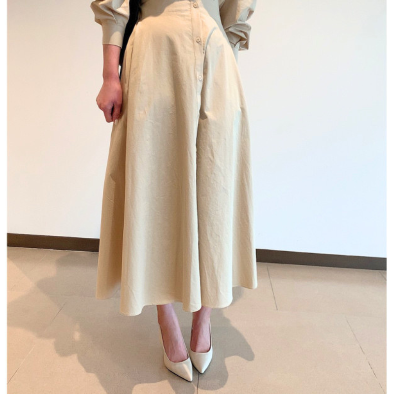 ベージュのフレアワンピースの裾シルエットが分かる下半身アップ