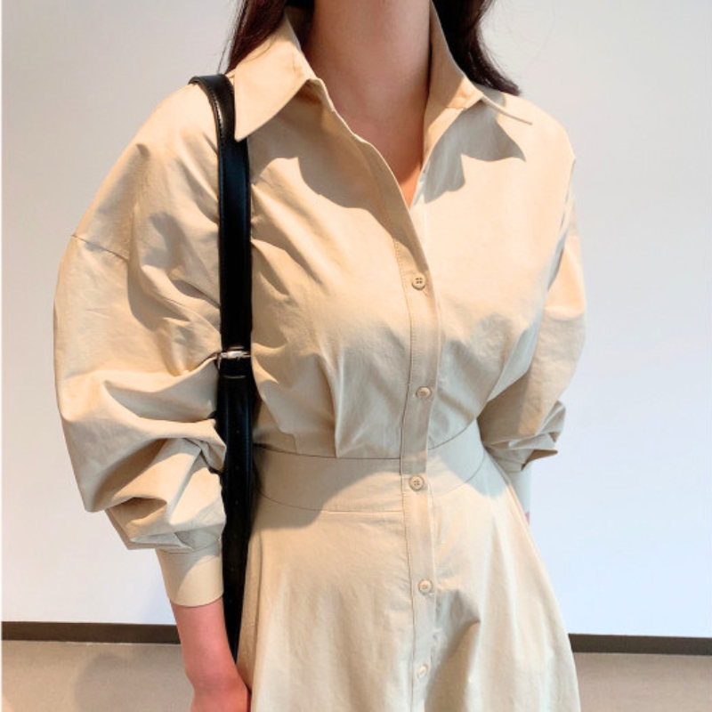 ベージュのシャツワンピースのウエスト切り替えが分かる上半身コーデ 