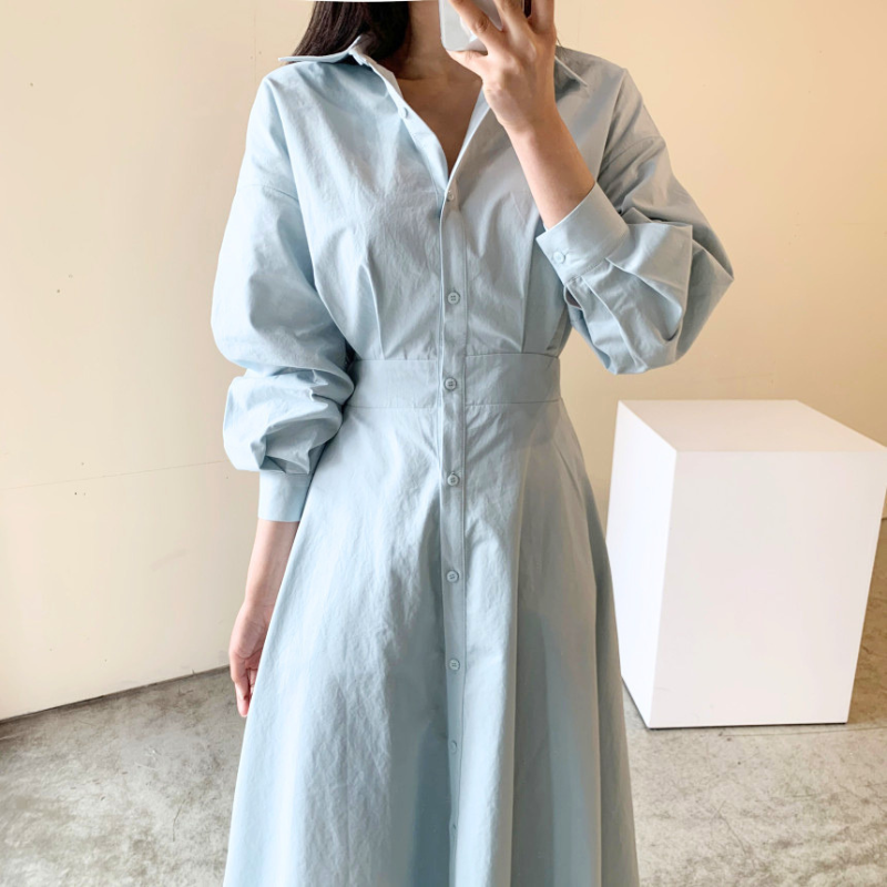 ライトブルーのウエストマークシャツワンピースを着用した上半身正面コーデ