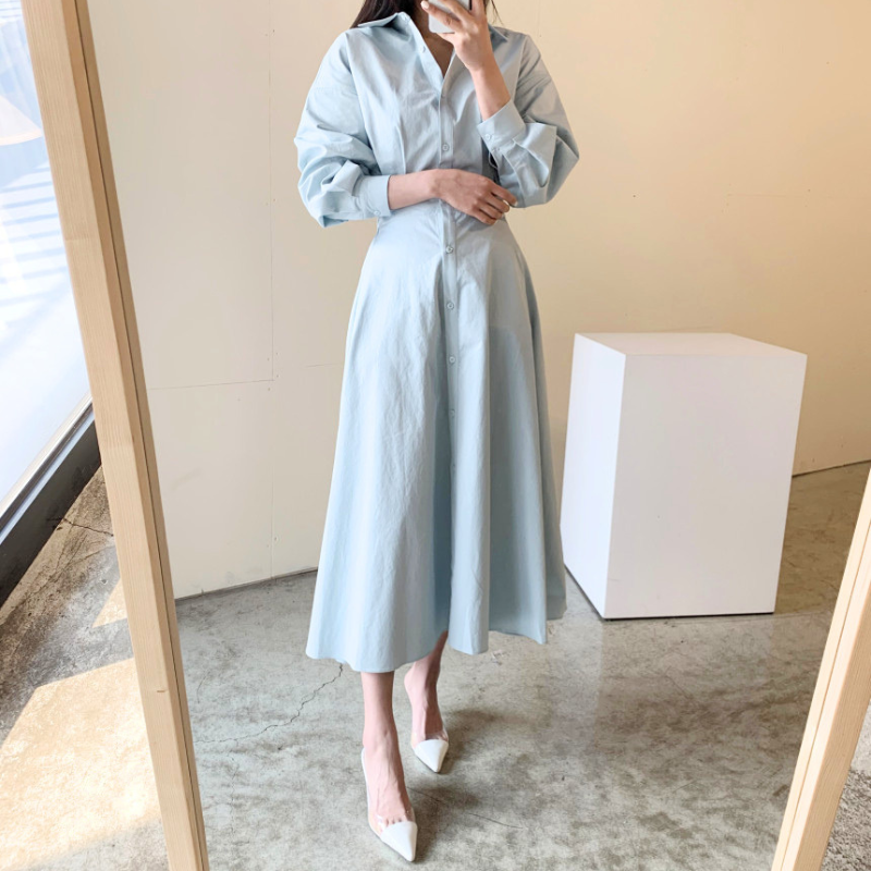 ライトブルーのきれいめシャツワンピースを着用した全身コーデ