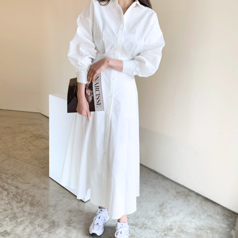 ホワイトのロングシャツワンピースを本と合わせた全身コーデ