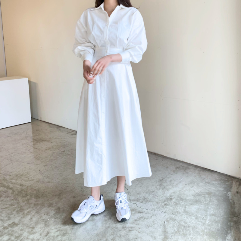 ホワイトのフレアシャツワンピースを着用した全身コーデ
