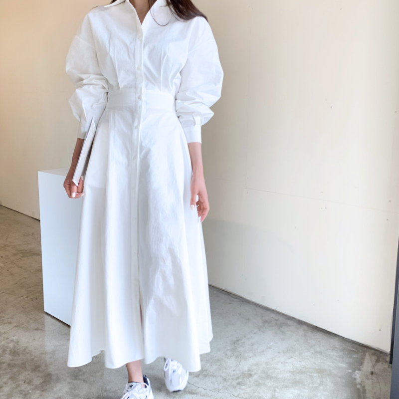 ホワイトのシャツワンピースを着用した全身正面スタイル