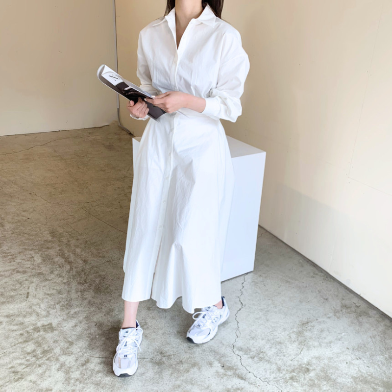 ホワイトのきれいめシャツワンピースを着用した全身正面スタイル