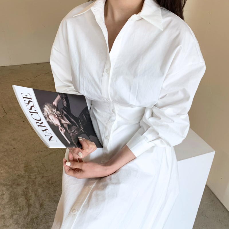 ホワイトのシャツワンピースを本と合わせた上半身コーデ