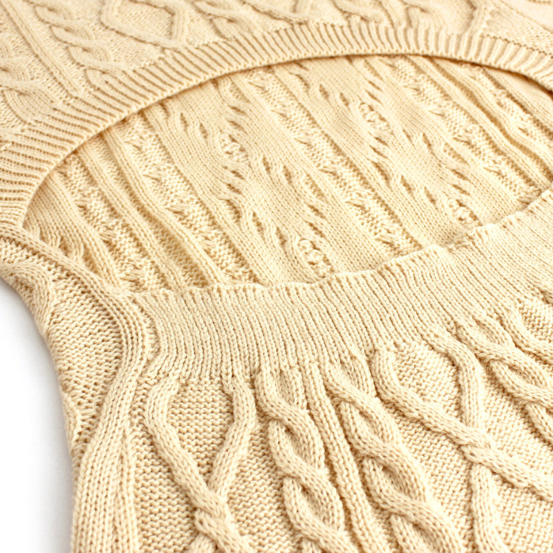 程よい肌見せを叶える背中カットアウトデザインのニットワンピース