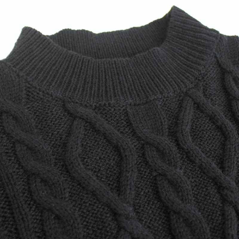 シンプルで上品なクルーネック仕様のブラックニットワンピースディテール