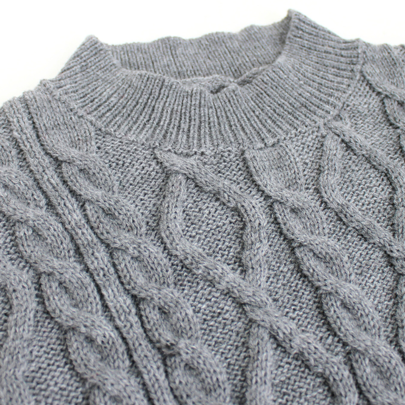 上品なクルーネックとケーブル編みが美しいニットワンピースの襟元ディテール（グレー）