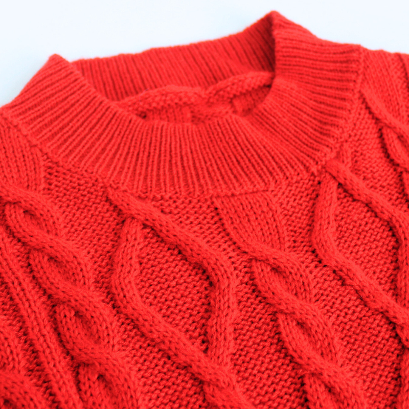 上品なクルーネックとケーブル編みが美しいニットワンピースの襟元ディテール（レッド）