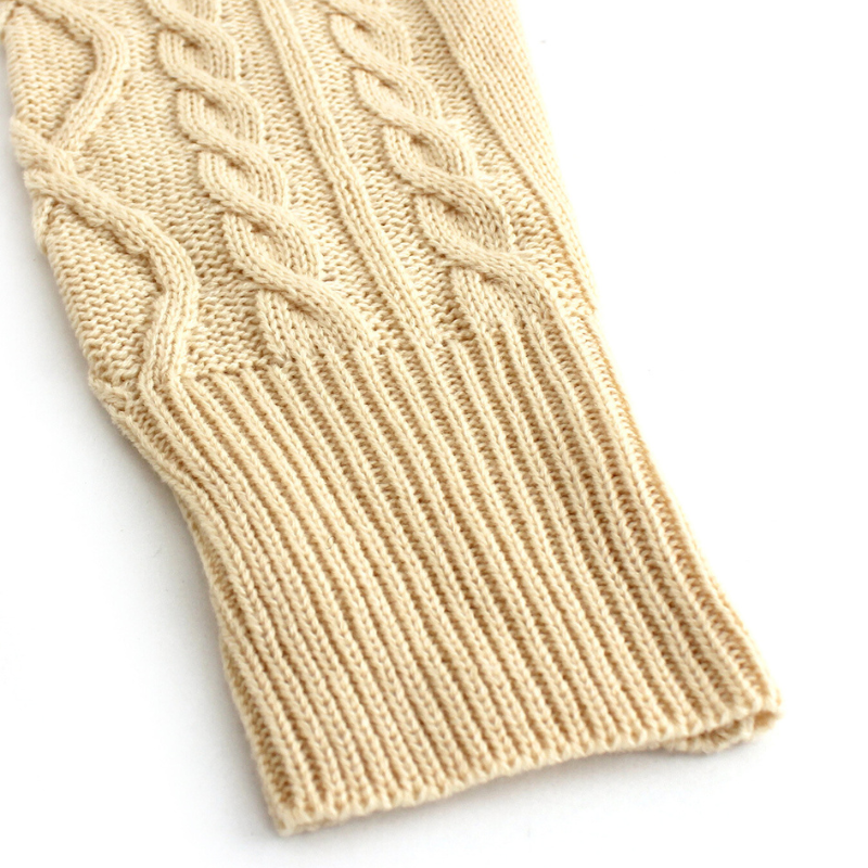 手元をすっきり見せるリブ仕様のケーブル編みニットワンピース袖ディテール