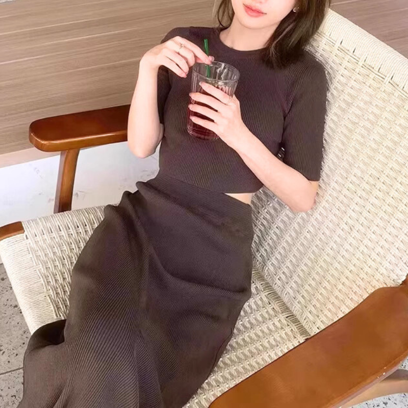 ブラウンの背中見せリブセットアップを座って着こなした大人の彼ウケコーデ